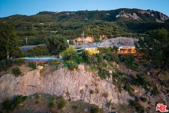 965 Stunt Road, Calabasas, California 91302