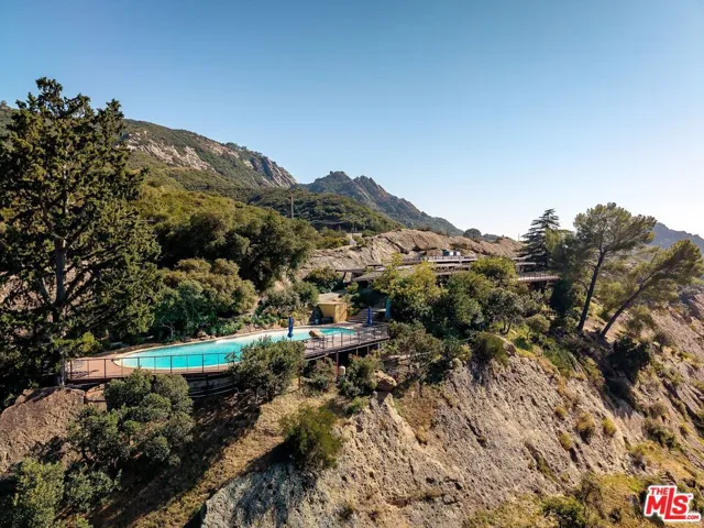 965 Stunt Road, Calabasas, California 91302