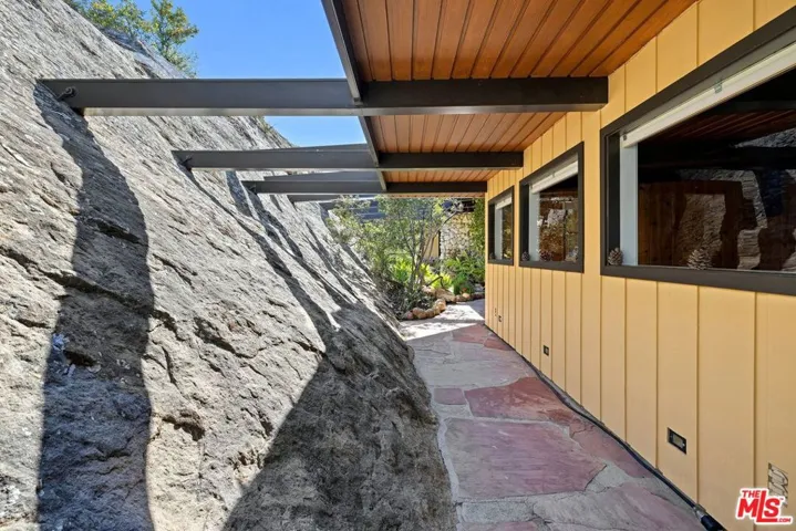 965 Stunt Road, Calabasas, California 91302