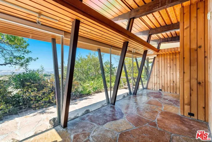 965 Stunt Road, Calabasas, California 91302