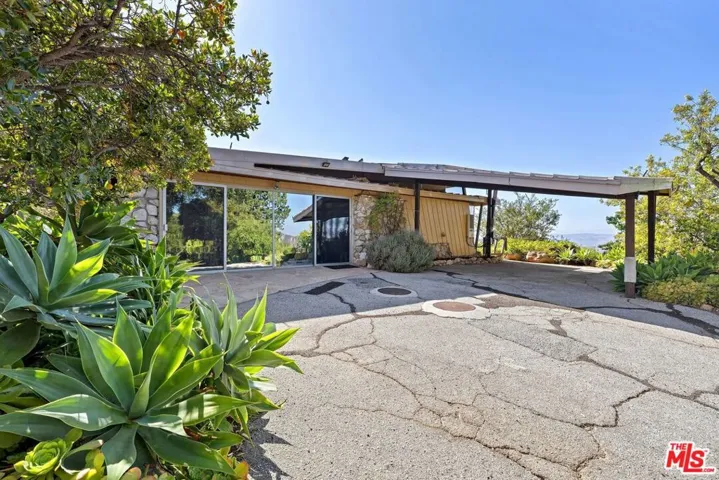 965 Stunt Road, Calabasas, California 91302