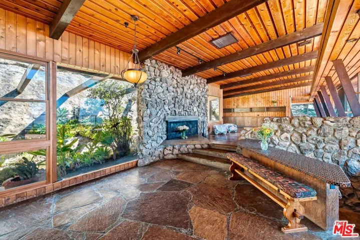 965 Stunt Road, Calabasas, California 91302