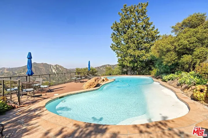 965 Stunt Road, Calabasas, California 91302