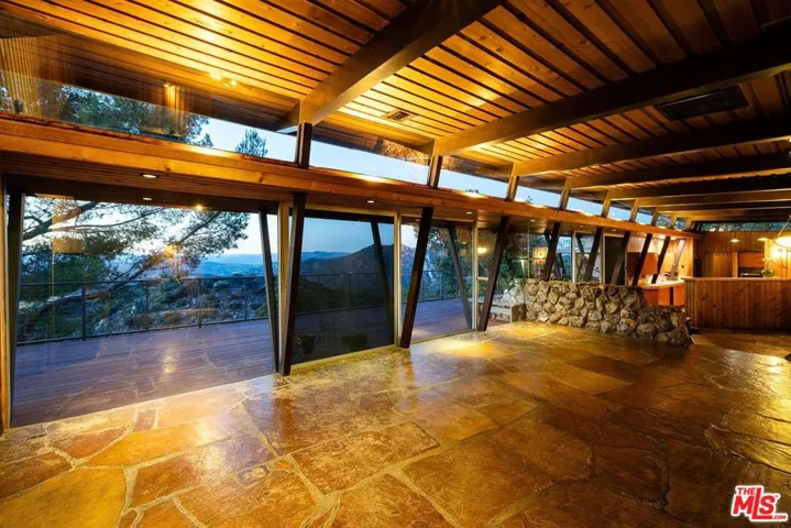 965 Stunt Road, Calabasas, California 91302