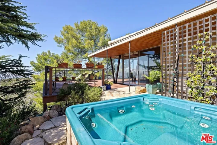 965 Stunt Road, Calabasas, California 91302