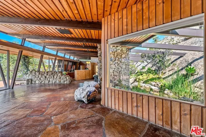 965 Stunt Road, Calabasas, California 91302