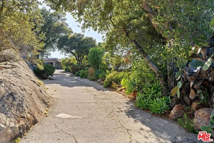 965 Stunt Road, Calabasas, California 91302