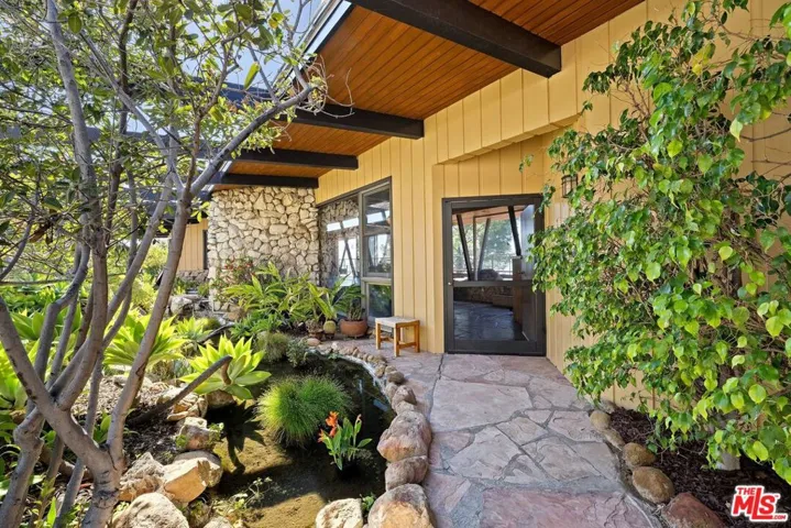 965 Stunt Road, Calabasas, California 91302