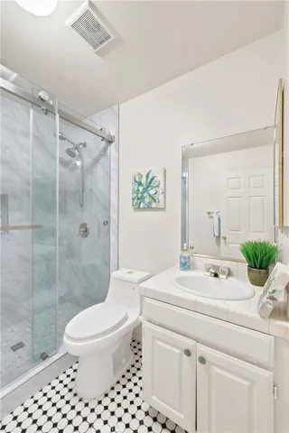 Upgraded Hall Guest Bath