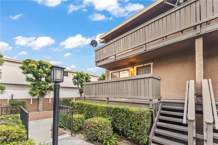 Welcome to your new townhome centrally located in Bellflower near bike trail, restaurants, and shopping!