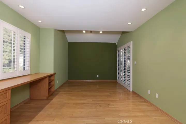 Breakfast Area and Built in Workspace