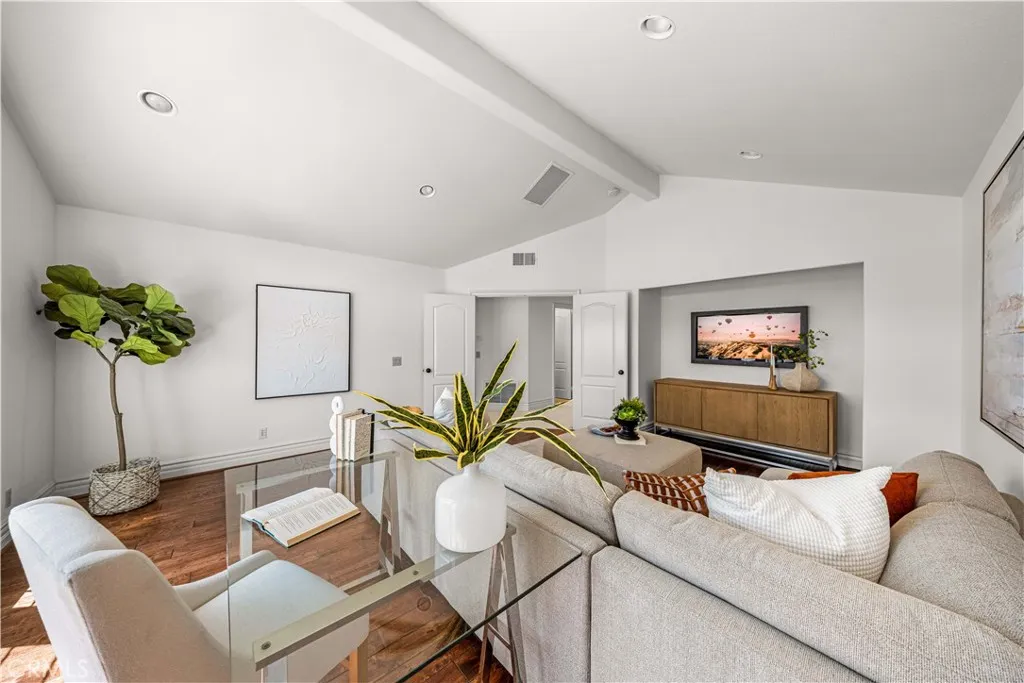 Huge entertainment room down the hallway