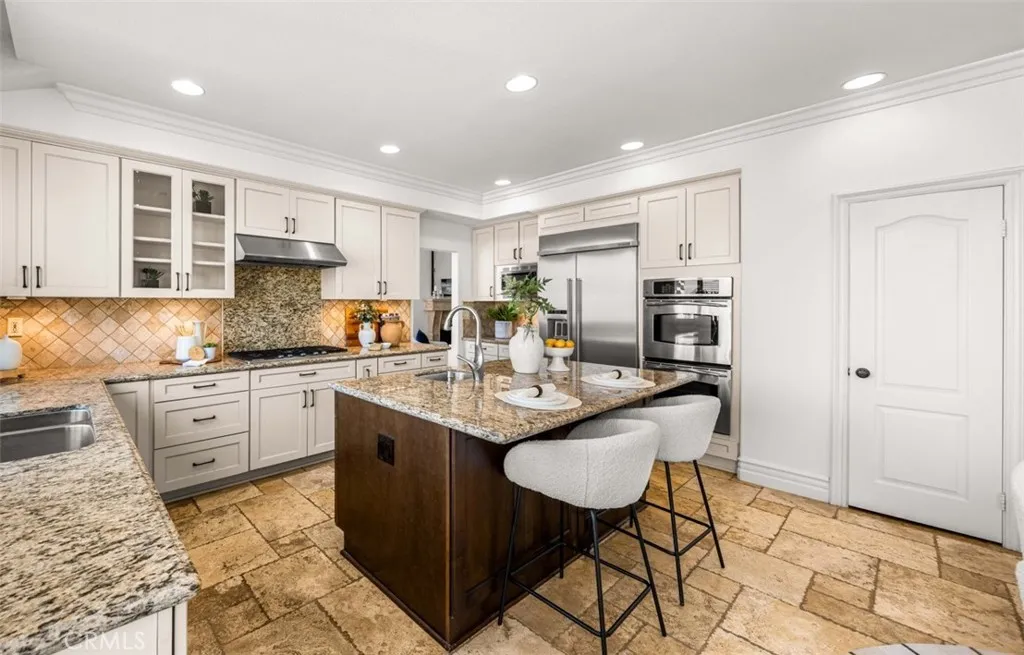 Kitchen has double oven,walk-in pantry