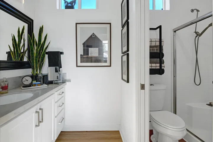 BATHROOM.jpg mls