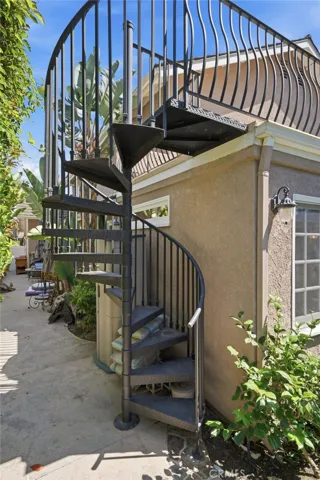 Convenient Outdoor access to the Viewing Deck - Perfect for parties!