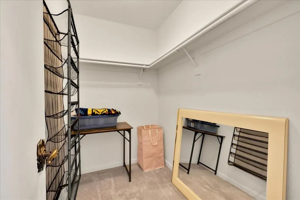 Casita 2 Walk-in Closet 67-29