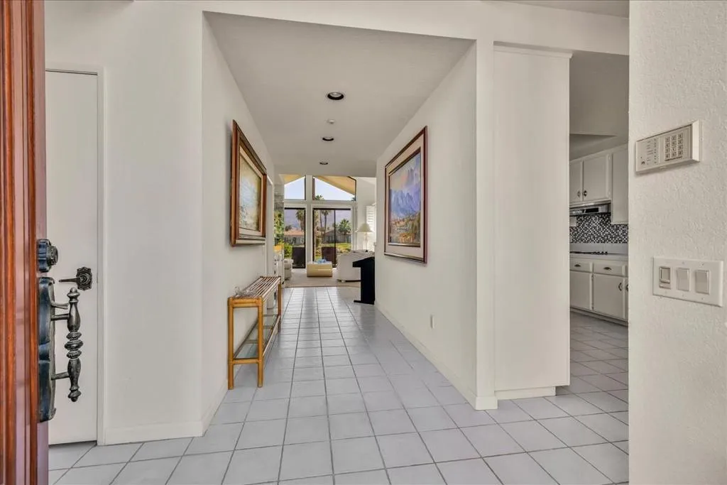 Foyer 44-05