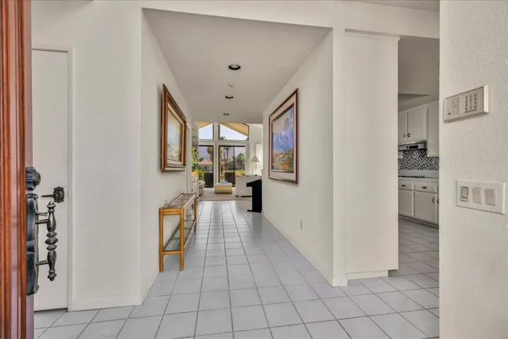 Foyer 44-05