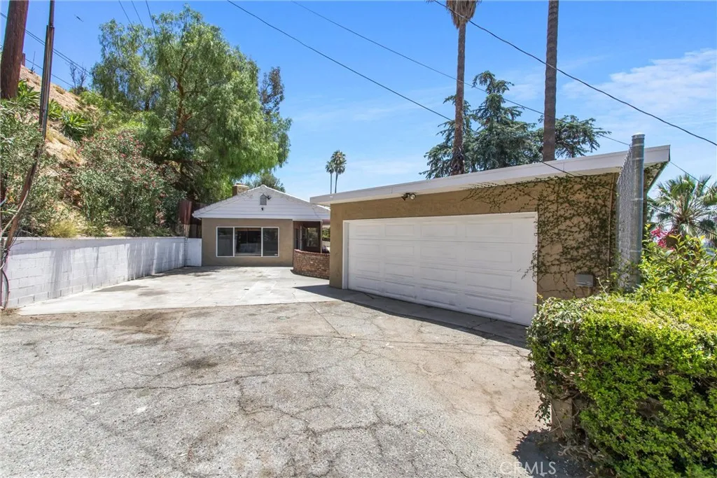 Detached 2 car garage