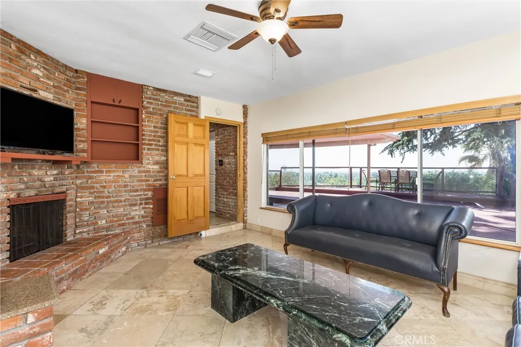 Bonus room/possible 3rd bedroom