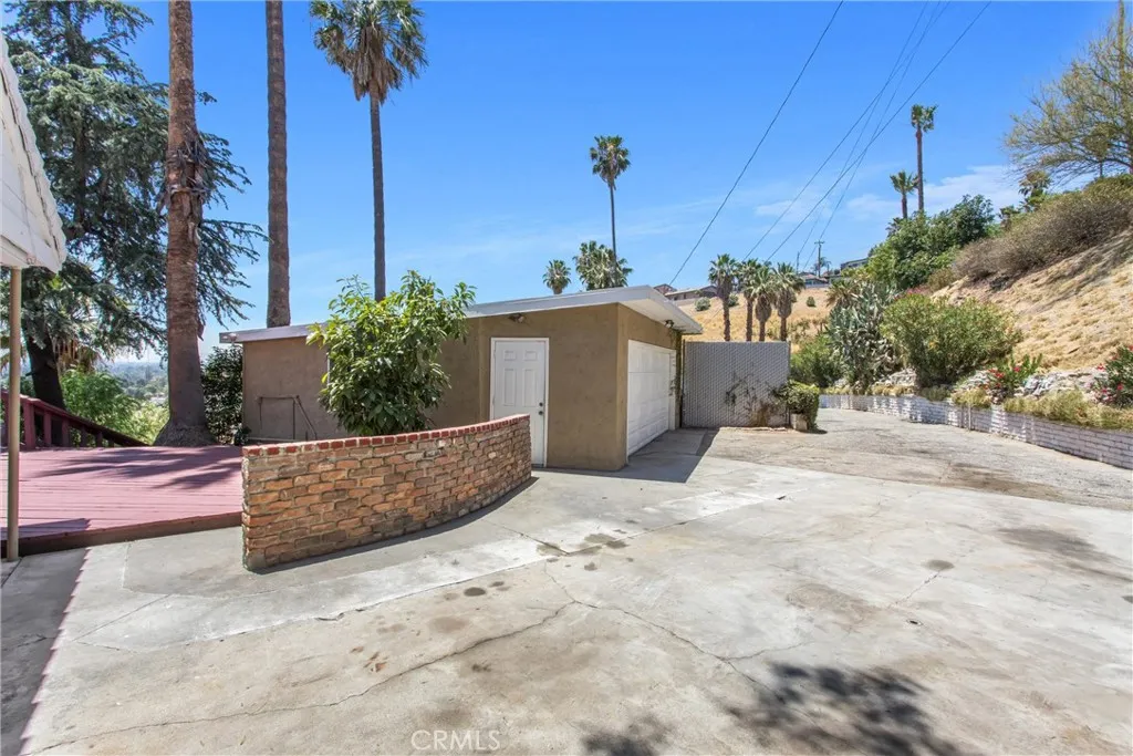 Detached 2 car garage