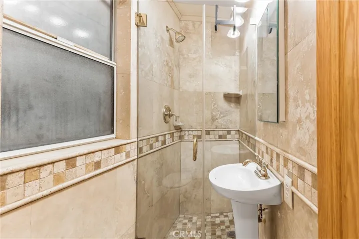 Full bath off of bonus room