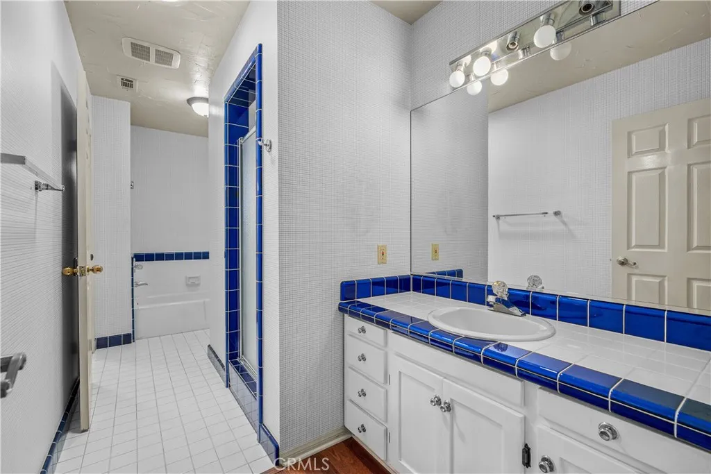 Full bath in guest suite