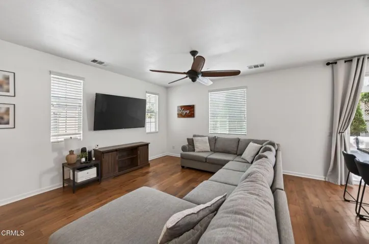 Living room 4