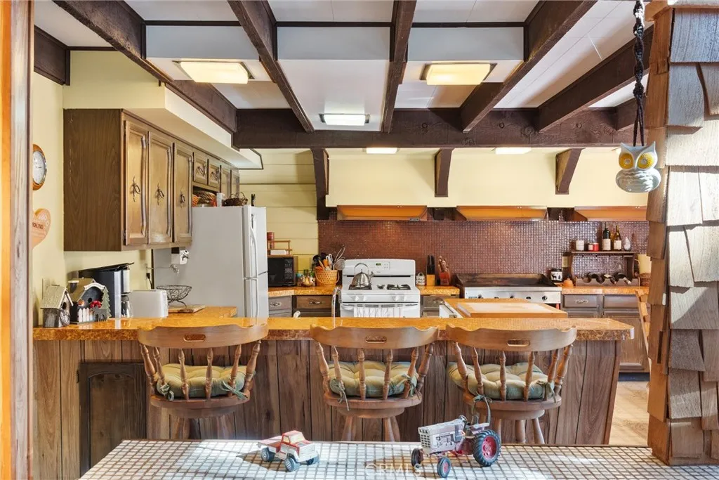 Facing bar and kitchen
