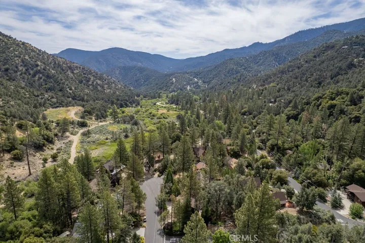 Peaceful cul-de-sac with access to forest hikes