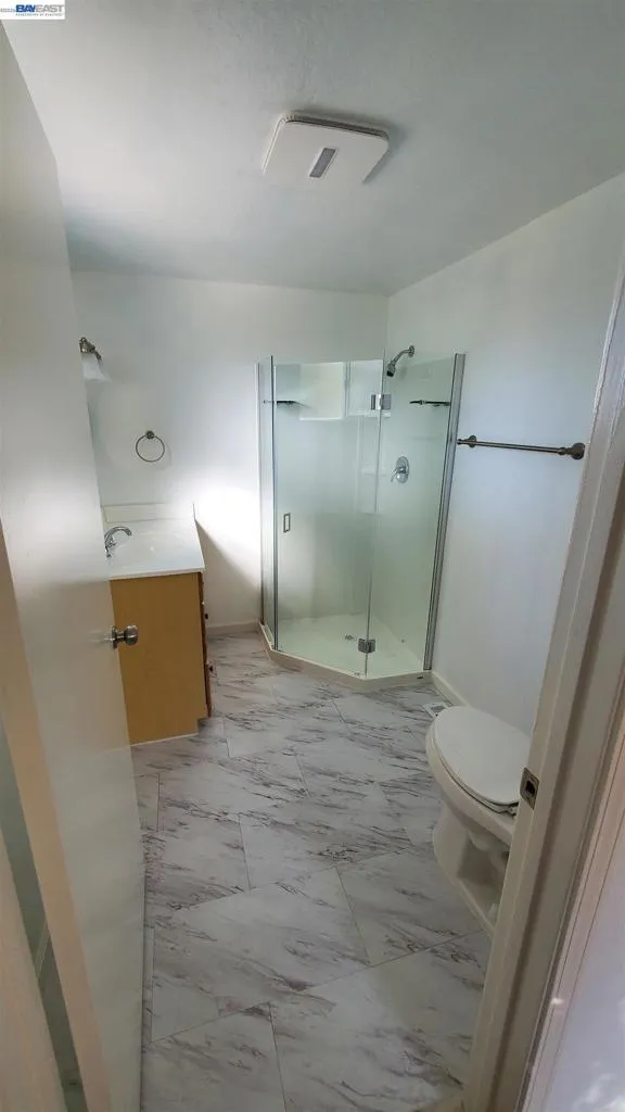 Downstairs ensuite bathroom. Historical photo for reference.
