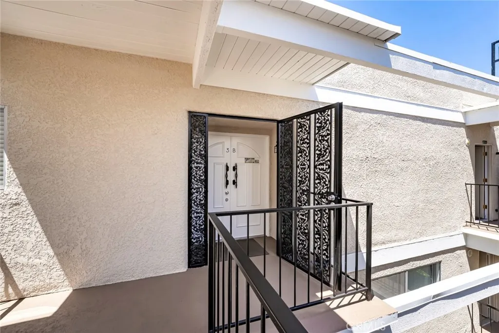 Private entry with security screen door