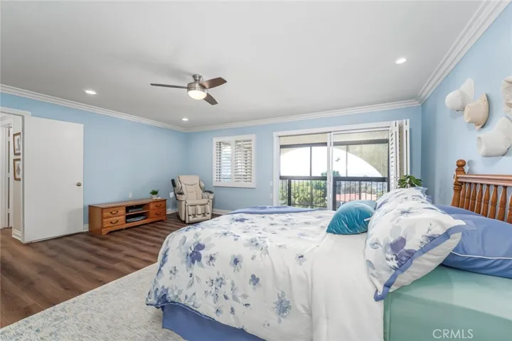 Awesome features like the crown and base molding