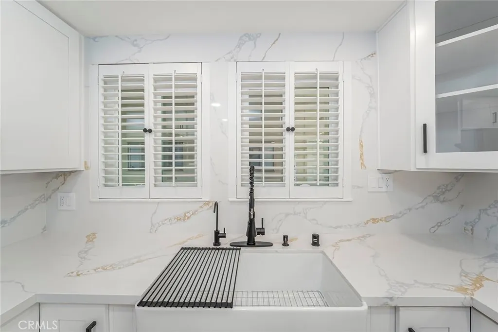 Large country undercounter sink with motion-controlled use. Featuring a water filtration system.