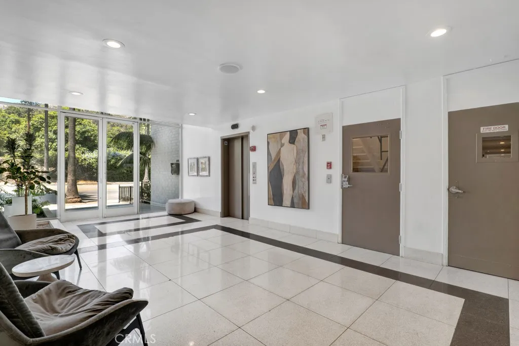 Elevator and entry