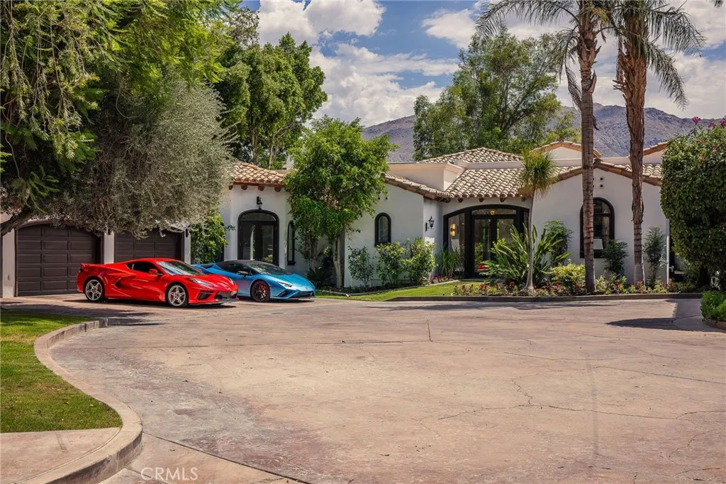 Circle driveway, room for 25+ cars