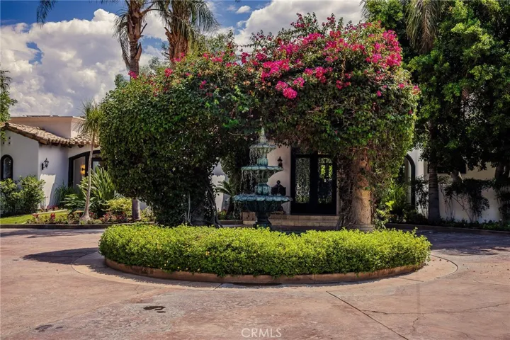 Circle driveway entry