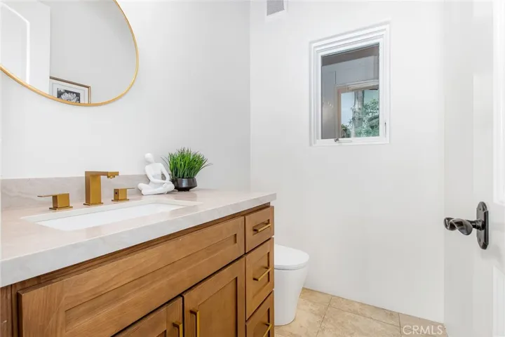 powder room (there are 2)