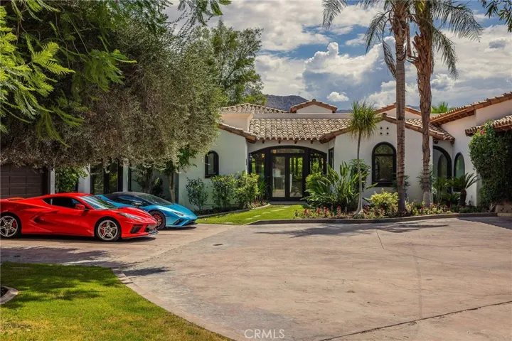 This white house pairs well with red and blue cars... It's very patriotic