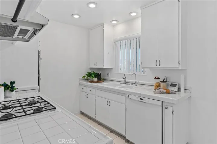 Kitchen area opposing view