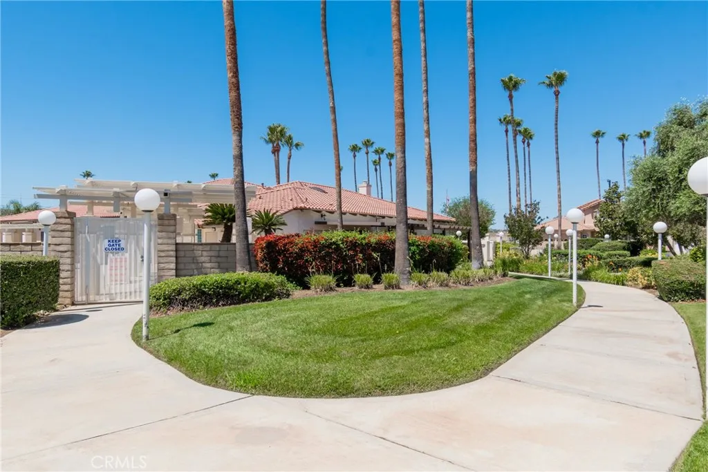 the HOA sure maintains the landscaping nicely.