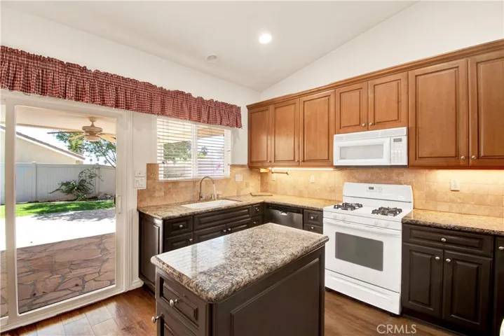Nice Kitchen Island for extra counter space.
