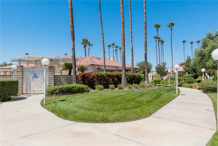the HOA sure maintains the landscaping nicely.