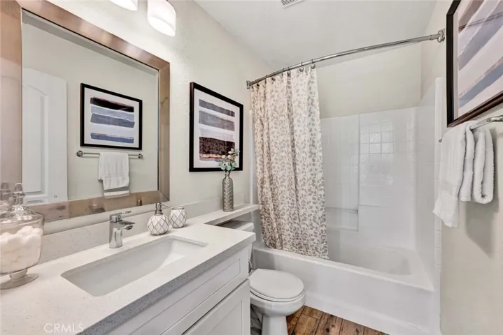Upstairs 2nd  full bathroom