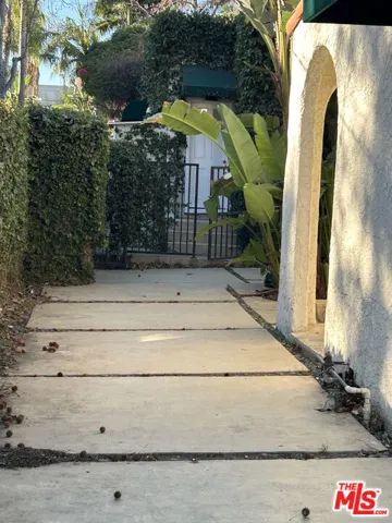 8711 Sherwood Drive, West Hollywood, California 90069
