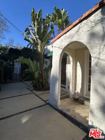 8711 Sherwood Drive, West Hollywood, California 90069