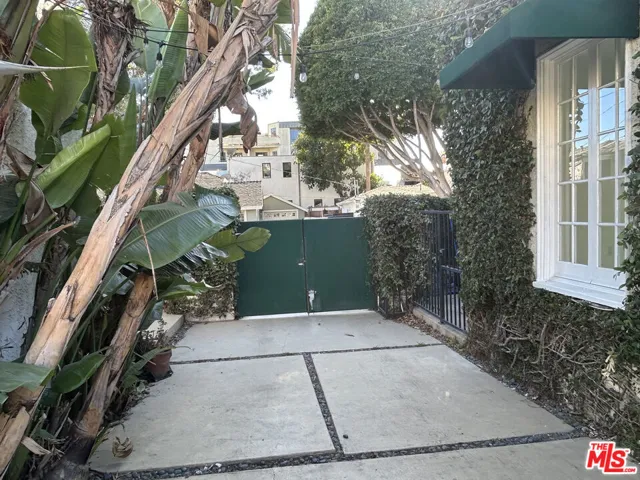 8711 Sherwood Drive, West Hollywood, California 90069