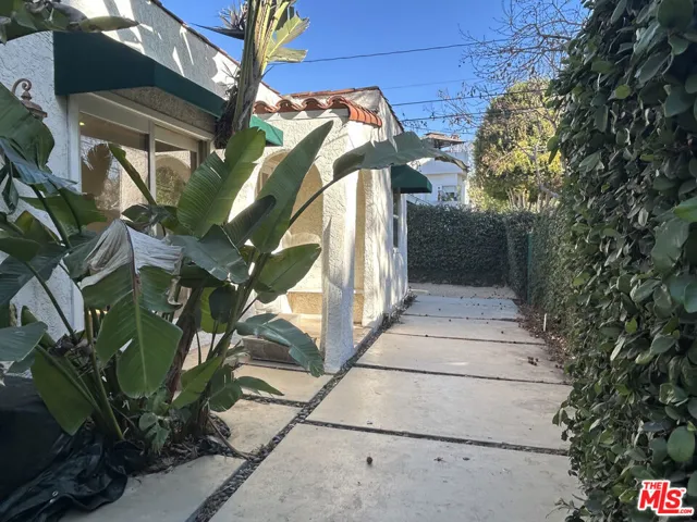 8711 Sherwood Drive, West Hollywood, California 90069