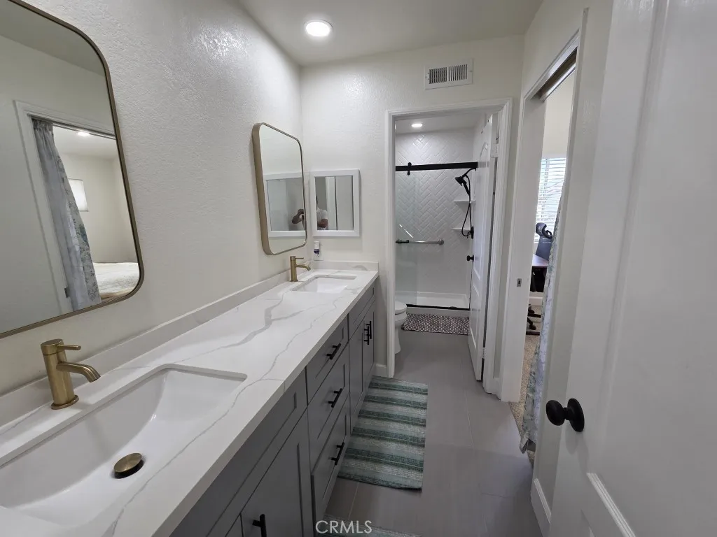 Jack and Jill bath