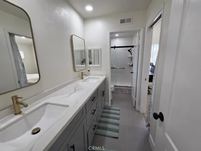 Jack and Jill bath